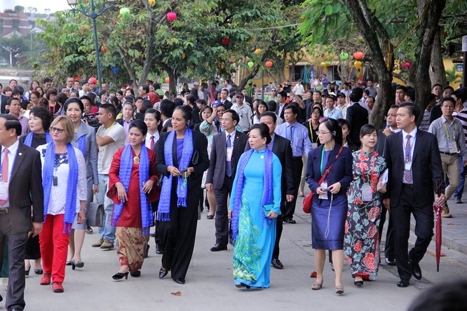 Đoàn phu nhân lãnh đạo APEC dạo phố cổ Hội An ảnh 12