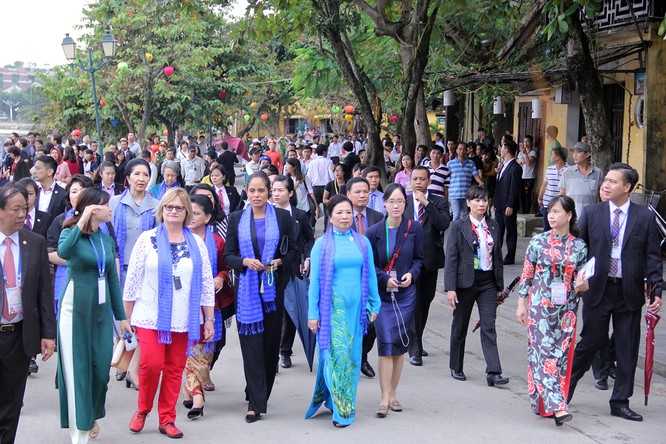 Đoàn phu nhân lãnh đạo APEC dạo phố cổ Hội An ảnh 13
