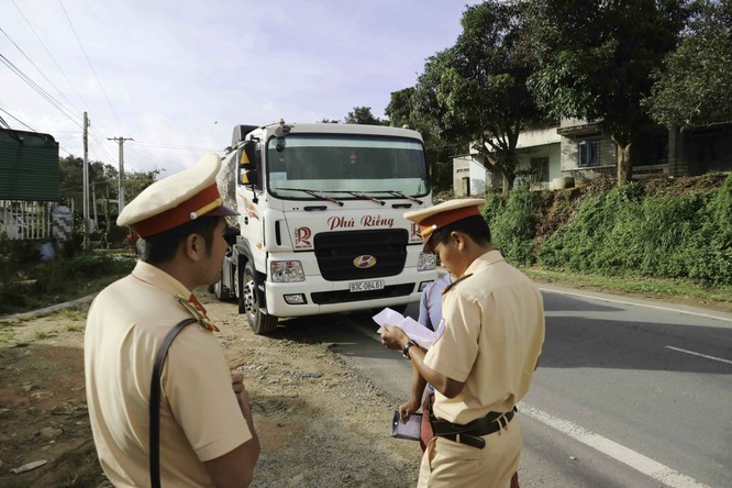 Lực lượng CSGT tỉnh Lâm Đồng kiểm tra hành chính đối với xe tải chở ALumin kết quả cho thấy tải trọng lên đến