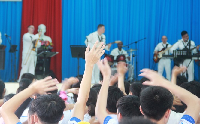 Thủy thủ tàu sân bay Mỹ múa hát cùng trẻ em Làng trẻ SOS ảnh 1