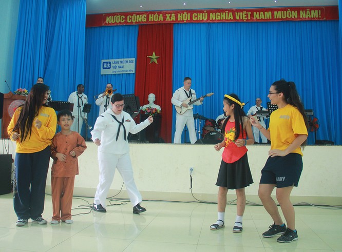 Thủy thủ tàu sân bay Mỹ múa hát cùng trẻ em Làng trẻ SOS ảnh 3
