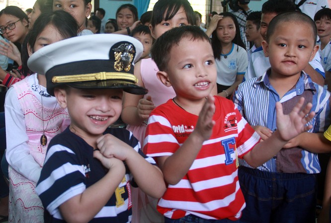 Thủy thủ tàu sân bay Mỹ múa hát cùng trẻ em Làng trẻ SOS ảnh 7