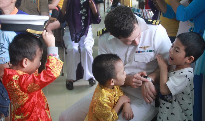 Thủy thủ tàu sân bay Mỹ múa hát cùng trẻ em Làng trẻ SOS ảnh 9