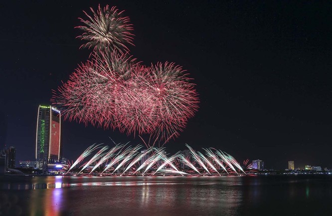 Pháo hoa quốc tế Đà Nẵng 2019: Anh và Trung Quốc thi tài vẽ “sắc màu” bên bờ Sông Hàn ảnh 11