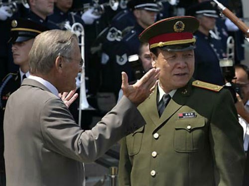 Tướng Quách Bá Hùng (phải) trong một chuyến thăm Mỹ và gặp Cựu Bộ trưởng Quốc phòng Mỹ Donald Rumsfeld năm 2006 - Ảnh: Reuters