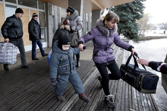 Cư dân Debaltseve vội vã sơ tán khỏi vùng chiến sự
