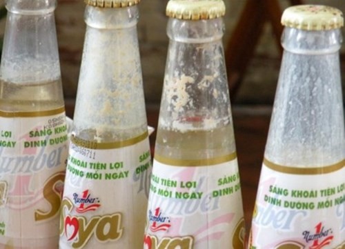Các chai sữa đậu nành Number 1 Soya kém chất lượng ở quán Thiên Thai.