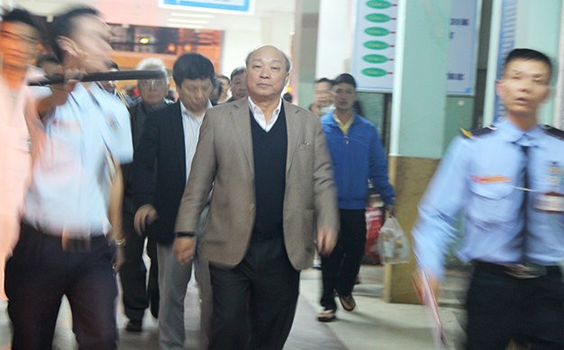 Ông Nguyễn Quốc Triệu, trưởng Ban bảo vệ chăm sóc sức khỏe cán bộ trung ương cùng đoàn các chuyên gia y tế tại Bệnh viện Đà Nẵng sau khi thăm khám ông Nguyễn Bá Thanh