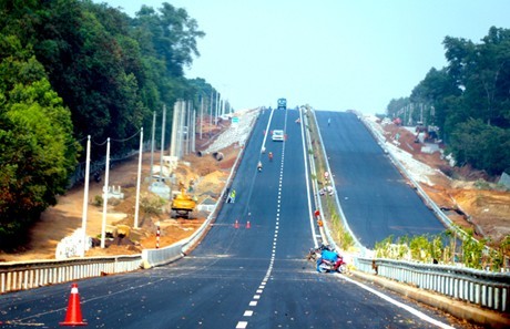 Một đoạn tuyến cao tốc TPHCM-Long Thành-Dầu Giây, tuyến cao tốc hiện đại nhất Việt Nam vừa đưa vào hoạt động ngày 8/2/2015. Ảnh: VEC
