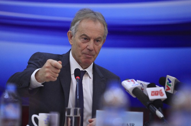 Ông Blair phát biểu và chụp ảnh với các đại biểu dự hội thảo