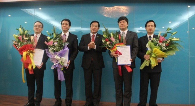 Bộ trưởng Bộ TT&TT Nguyễn Bắc Son trao quyết định bổ nhiệm cán bộ cho các cán bộ.