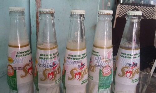 5 chai sữa đậu nành Soya Number 1 được người dân ở Cà Mau phát hiện có cặn đen