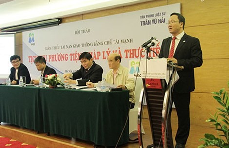 Phó Chủ tịch Ủy ban ATGT Quốc gia Khuất Việt Hùng phát biểu tại hội thảo. 