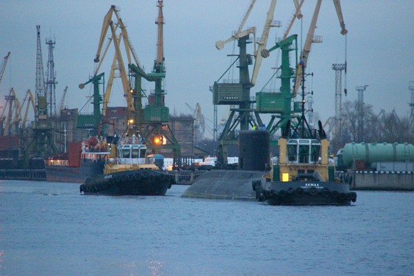 Tàu kéo lai dắt tàu ngầm Hải Phòng về phía tàu hàng Rolldock Star, lúc 17 giờ 23 chiều 13.12.2014 - Ảnh: Diễn đàn Airbase (Nga)