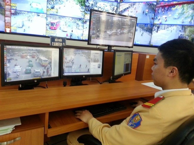 ác cán bộ tại trung tâm điều khiển giao thông quan sát để ghi lại những trường hợp vi phạm.