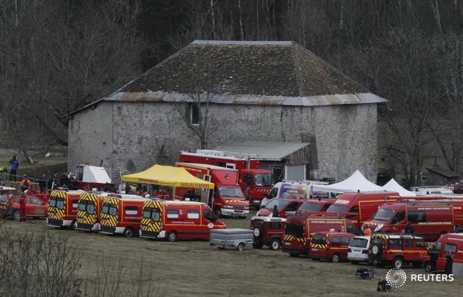 Xe cứu hỏa trong lực lượng cứu hộ đang tập trung gần khu vực xảy ra tai nạn, chuẩn bị tiếp cận hiện trường - Ảnh: Reuters