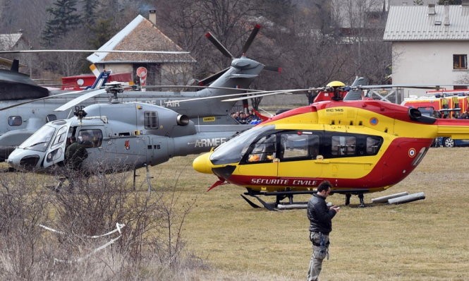 Lực lượng cứu hộ có sự tham gia của không quân Pháp - Ảnh: AFP/Getty Images