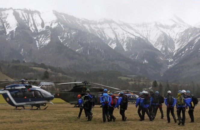 Cảnh sát Pháp chuẩn bị lên trực thăng đến khu vực chiếc máy bay Airbus gặp nạn - Ảnh: Reuters
