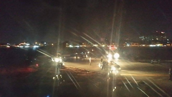Nhiều xe kỹ thuật và nhân viên của sân bay quốc tế Tân Sơn Nhất cấp tập chạy ra chỗ máy bay khi vừa hạ cánh. Ảnh: CAND 