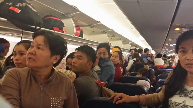Nhiều xe kỹ thuật và nhân viên của sân bay quốc tế Tân Sơn Nhất cấp tập chạy ra chỗ máy bay khi vừa hạ cánh. Ảnh: CAND 