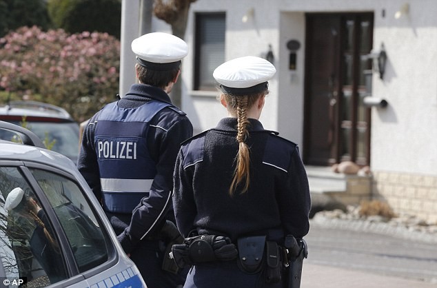 Cảnh sát đứng gác bên ngoài nhà riêng của Andreas Lubitz (Đức), cơ phó chuyến bay 4U9525 rơi ở Pháp - Ảnh: Reuters