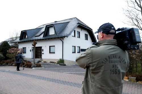 Cảnh sát đứng gác bên ngoài nhà riêng của Andreas Lubitz (Đức), cơ phó chuyến bay 4U9525 rơi ở Pháp - Ảnh: Reuters 