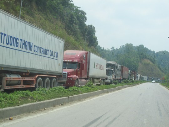 Hàng trăm xe container và xe tải chở hàng nông sản bị ùn tắc kéo dài suốt 4 km từ cửa khẩu Tân Thanh đến ngã ba Pắc Luống ở quốc lộ 4A.