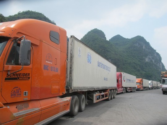 Hàng trăm xe dưa hấu, thanh long ùn tắc ở cửa khẩu Tân Thanh ảnh 3