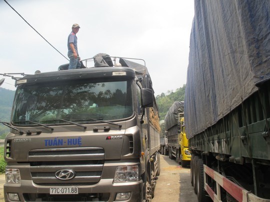 Hàng trăm xe dưa hấu, thanh long ùn tắc ở cửa khẩu Tân Thanh ảnh 4