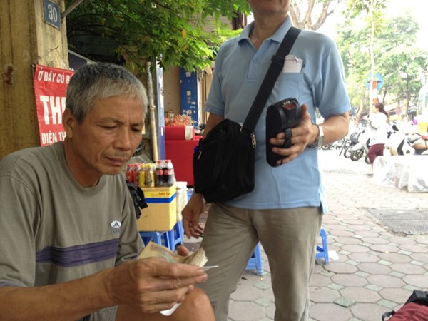 Một người dân ở Hà Nội đang xem hóa đơn thanh toán tiền điện. Ảnh: Ngọc châu
