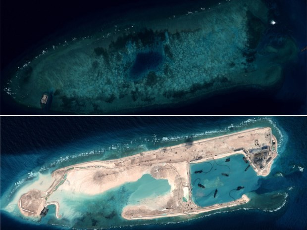 Hình ảnh vệ tinh chụp bãi Đá Chữ Thập hồi tháng 8/2014 (ảnh trên) và tháng 1/2015 (ảnh dưới) cho thấy Trung Quốc đang tiến hành xây dựng các đảo nhân tạo với tốc độ cao.