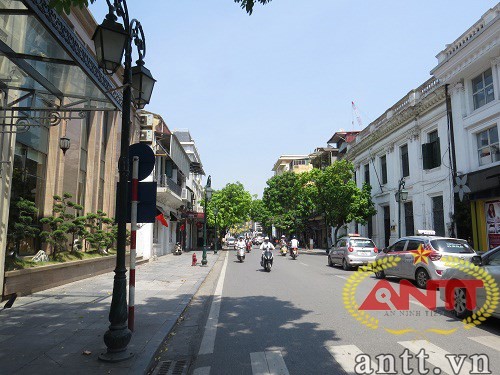 Tràng Tiền là con phố đẹp nổi tiếng ở Hà Nội.