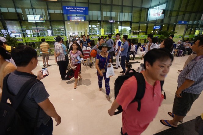 Hành khách tại sân bay Tân Sơn Nhất, TP.HCM chiều 16-6 