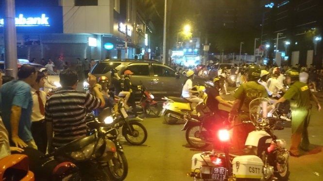 Phạt hai cô gái gây náo loạn phố đi bộ Nguyễn Huệ 150.000 đồng ảnh 1