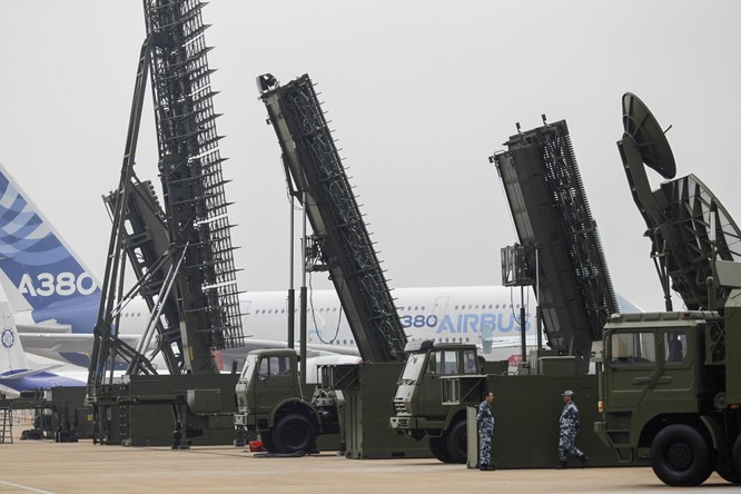 Máy bay ném bom HK-6 và tên lửa chống vệ tinh của quân đội Trung Quốc