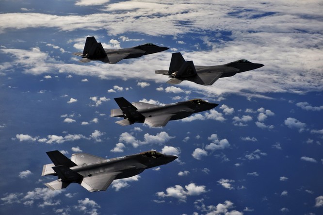 Mỹ triển khai các máy bay ném bom tàng hình chiến lược B-2 và máy bay tiêm kích tàng hình F-22 