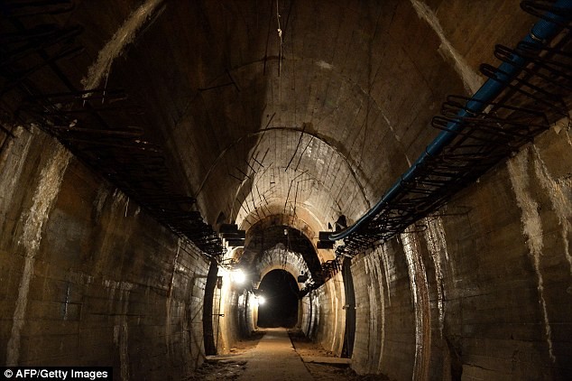 Ông Bower tin rằng đoàn tàu chở kho báu được giấu trong một đường hầm bí mật do Đức quốc xã xây dựng kiểu như thế này