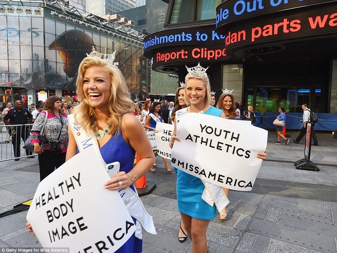 Tất cả 52 người đẹp đã có mặt tại Quảng trường Times Square ở New York, sẵn sàng cho cuộc đua đầy gay cấn