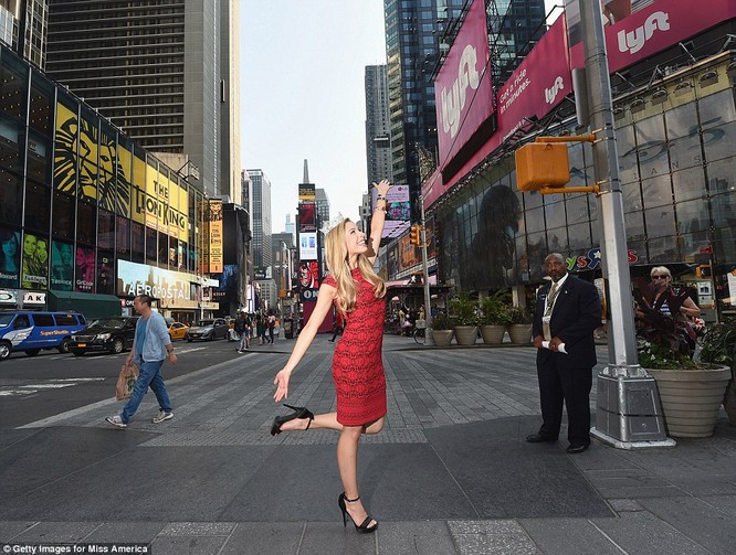 Hoa hậu Mỹ Kira Kazantsev tại Times Square