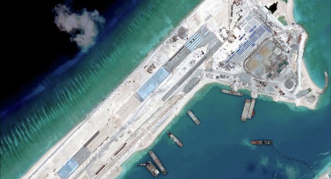 Đá Chữ Thập đã được Trung Quốc bồi lấp thành đảo nhân tạo lớn nhất tại quần đảo Trường Sa với đường băng có thể cất, hạ cánh máy bay chiến đấu và máy bay ném bom H 6K