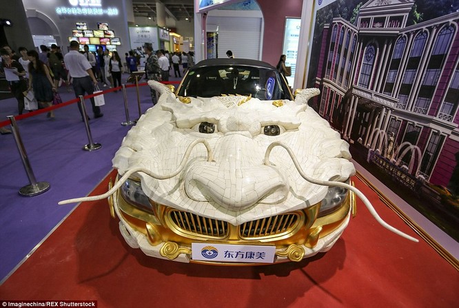 Chiếc xe “rồng bay” này được chế tác cùng với 30.000 mảnh xương bò Tây Tạng quý và 1.999 miếng vàng ròng, theo tờ Nhân dân nhật báo Trung Quốc. 