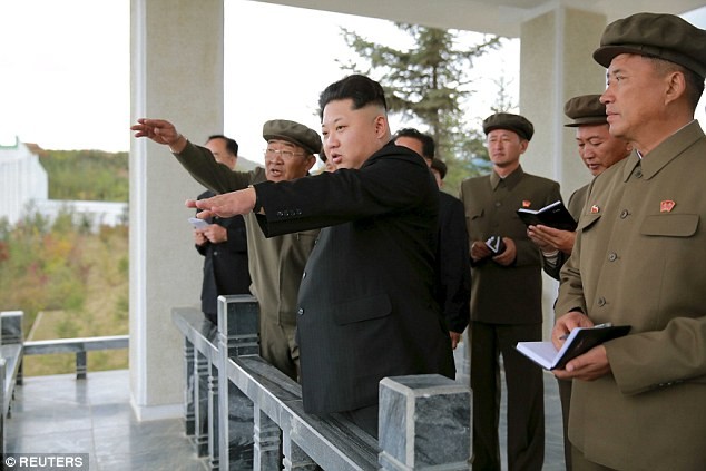 Nhà lãnh đạo Kim Jong un thị sát một cuộc tập trận của quân đội Triều Tiên