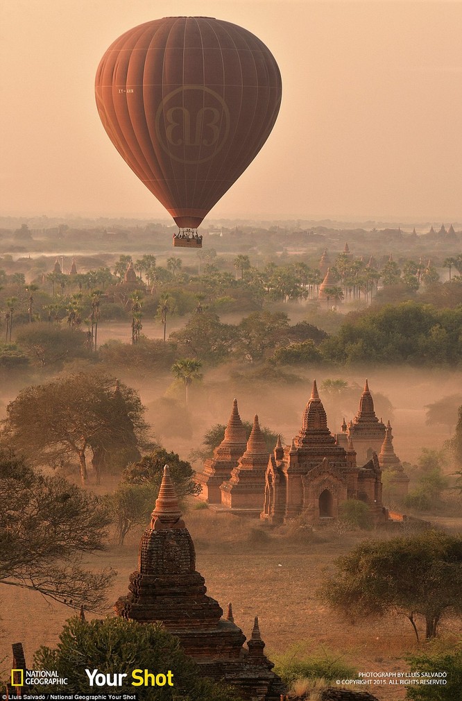 Bình minh lên chiếu tỏa ánh sáng xuống những khu đền cổ ở Bagan, Myanmar
