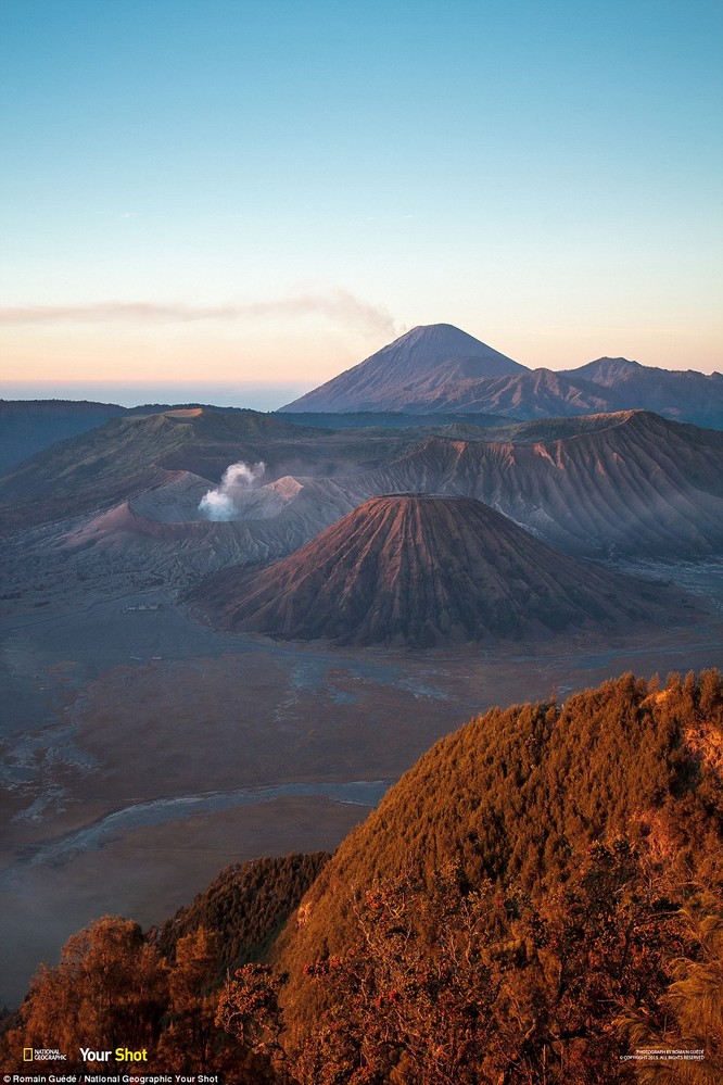 Những miệng núi lửa đang nhả khói tại Mount Bromo, Indonesia