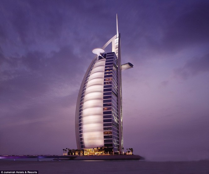Khách sạn thiết kế hình cánh buồm có sân đậu trực thăng và nhà hàng trên nóc, được xem là biểu tượng thịnh vượng của Dubai