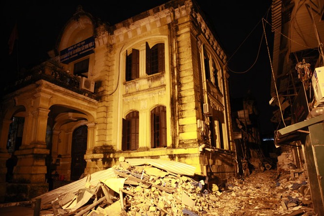 35 nhân viên thoát chết kỳ diệu trong vụ sập nhà cổ 107 phố Trần Hưng Đạo ảnh 2