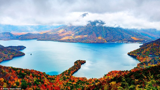 Cảnh thu ở núi Nantai và hồ Chuzenji ở Niko, Nhật Bản