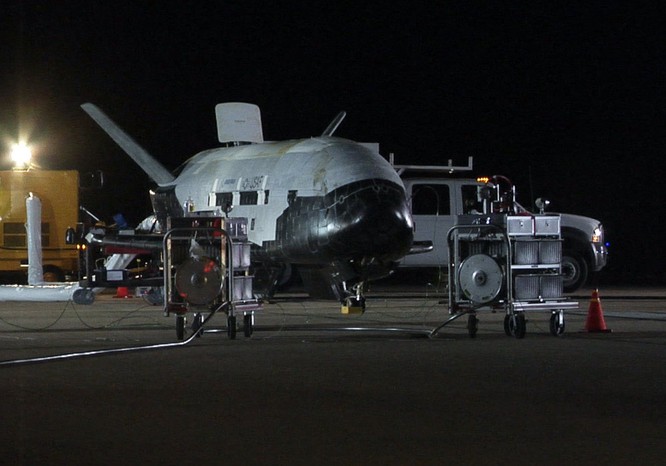 Tàu vũ trụ X-37B trong một lần hạ cánh