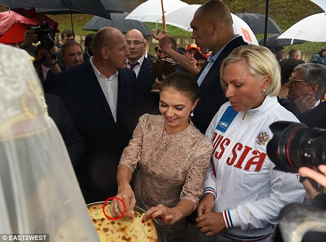Bạn gái Putin đeo nhẫn cưới xuất hiện trước công chúng ảnh 1