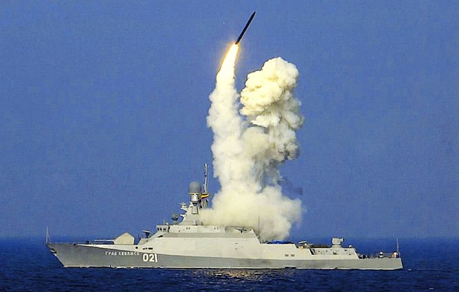 Phóng tên lửa Kalibr từ tàu chiến